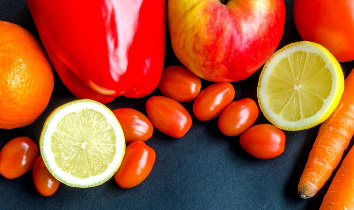 Sladké hroznové rajče a ovoce s vitamínem C