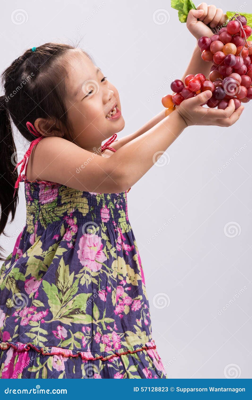 Apoyo a las uvas de niña