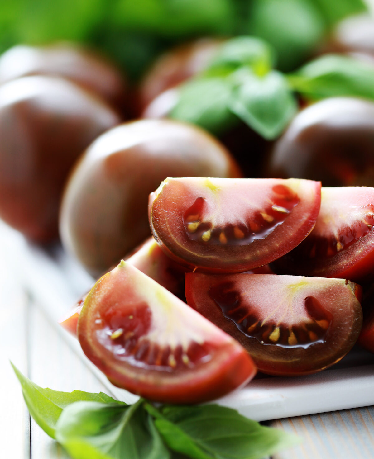 Douces, parfumées, noires – une caractéristique des tomates de la variété Kumato selon les avis des sélectionneurs et des résidents d'été