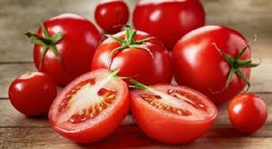 Idéal pour l'alimentation, bon pour la vente : pour quelles qualités les maraîchers aiment-ils les tomates de la variété 323 à maturation précoce de Volgograd