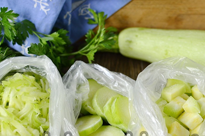 Adakah mungkin untuk membekukan zucchini untuk musim sejuk segar