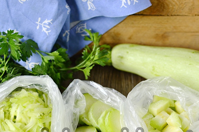 Bagaimana untuk membekukan zucchini segar untuk musim sejuk