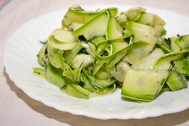 Faedah dan bahaya makan zucchini mentah