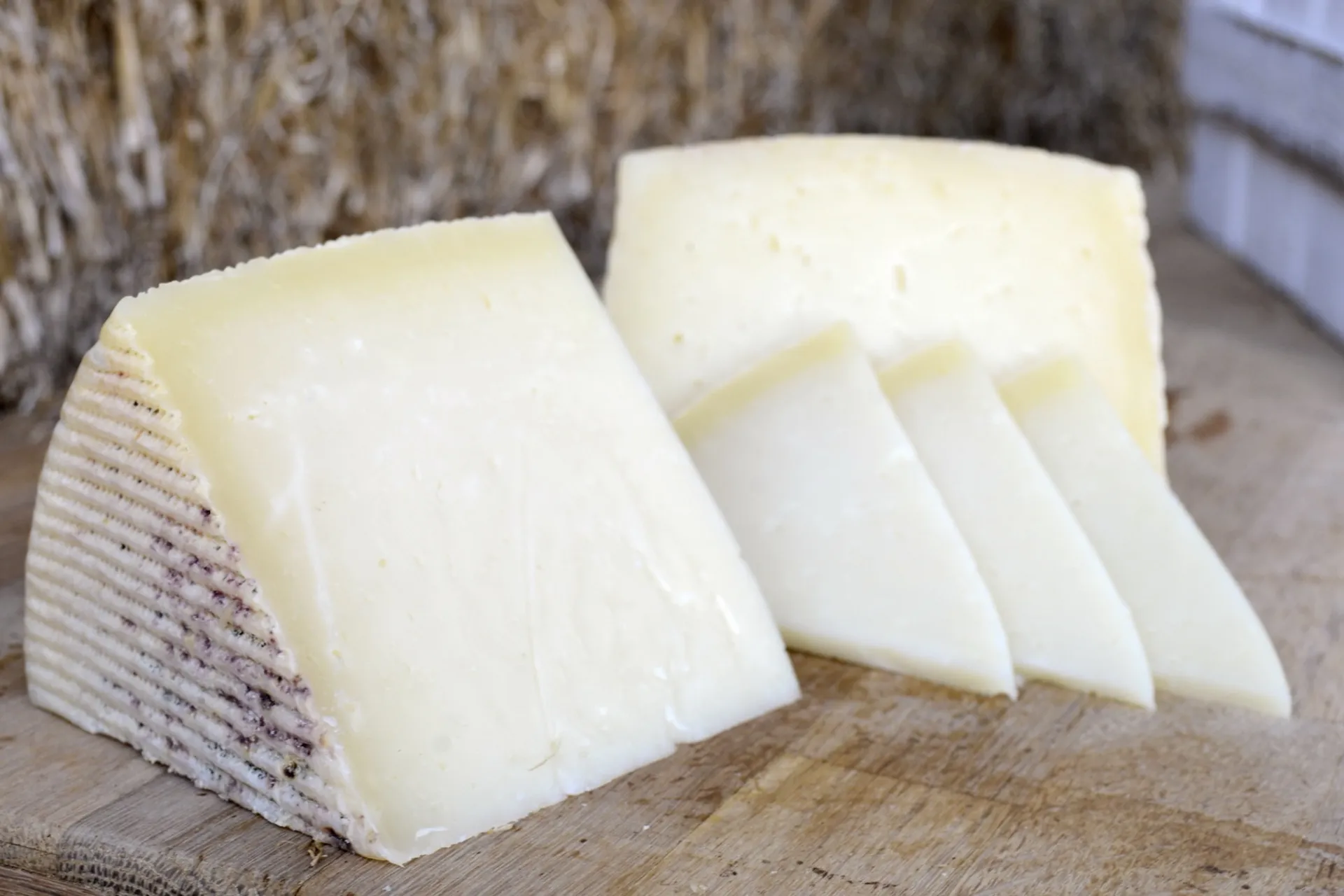 Hoe kun je schapenmelk met voordelen gebruiken, kaas uit schapenmelk