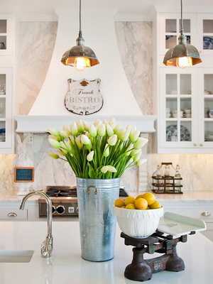 Interior design: where and how to put flowers in the apartment