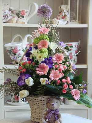 Floral arrangement: indoor flower arrangements
