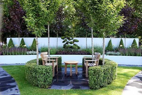Green rooms in a garden with "walls" of hedges