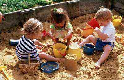 Caixa de areia infantil coberta com lona