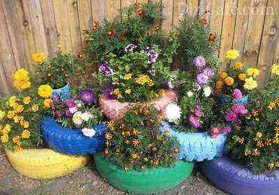 Multi-tiered flower bed of car tires