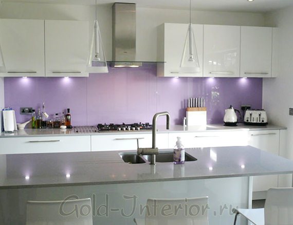 Сиреневый цвет с серебристыми оттенками в интерьере кухни