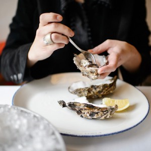 How to eat oysters
