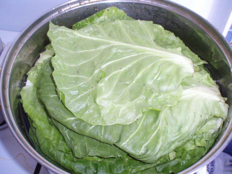 Blanching cabbage leaves for compress