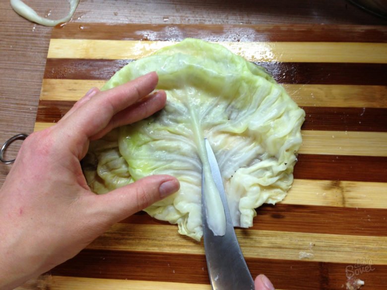 Preparing cabbage leaves for compress