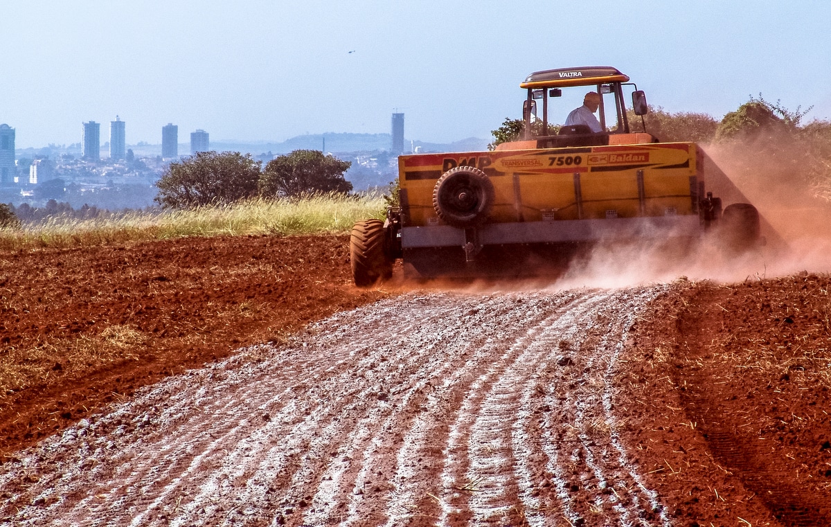 Traktor vykonávajúci korekciu pôdy