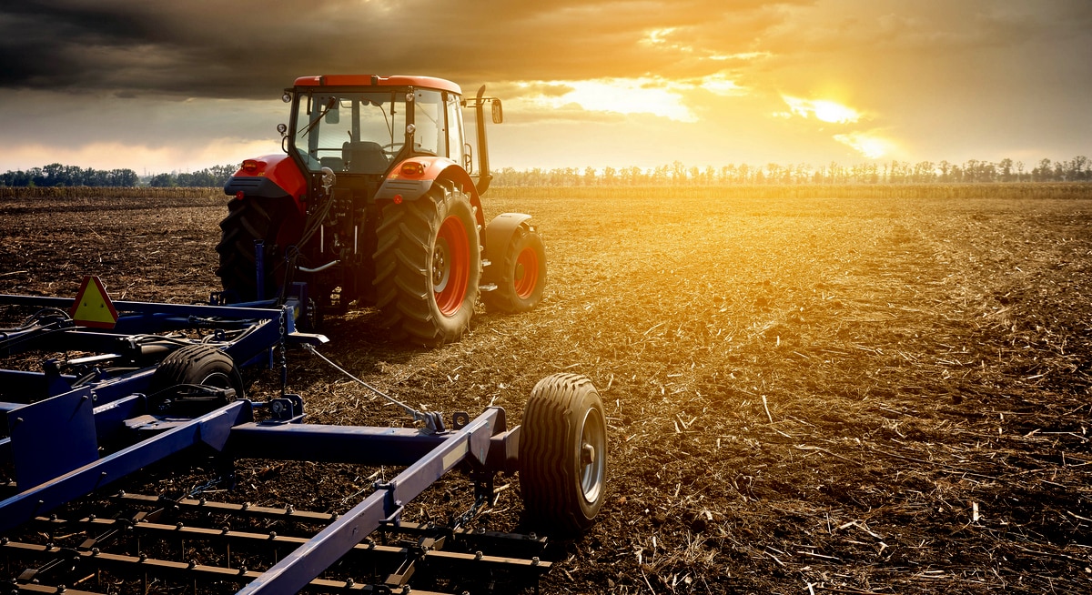 Traktor trækker et landbrugsredskab