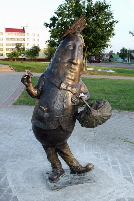 Monument to Cucumber in Shklov, photo from byfacts.ru
