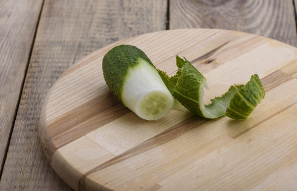 Yawancin haushi yana tarawa a cikin kwasfa na cucumbers.