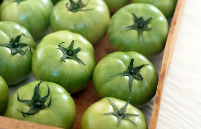 Grønne tomater i en boks