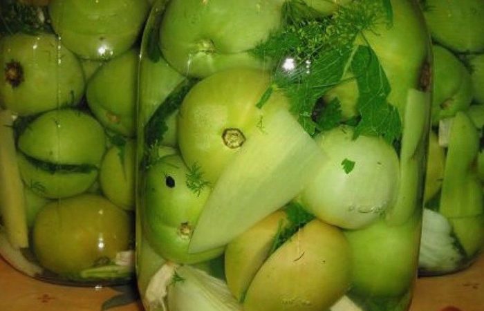 Pomodori verdi in barattoli