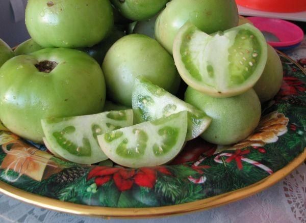 Tomates verdes en un plato