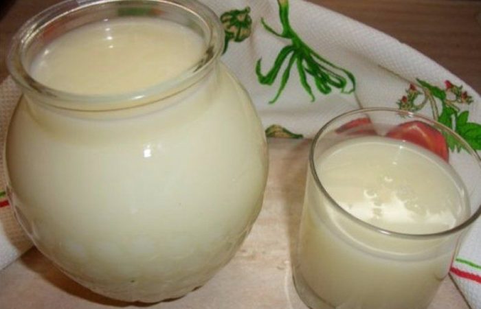 Mjölk i kanna och glas