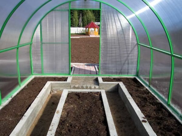 Förberett växthus för plantering av plantor