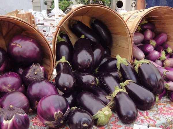 Eggplants masu launi da yawa a cikin kwanduna