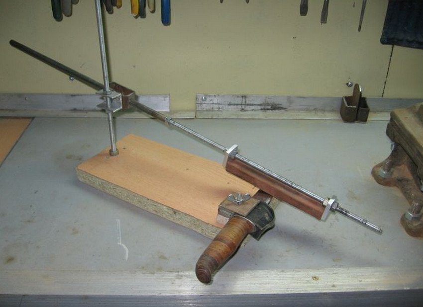 Knife sharpening machine