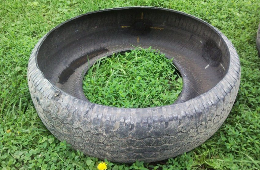Drinking bowl for sheep from a car tire