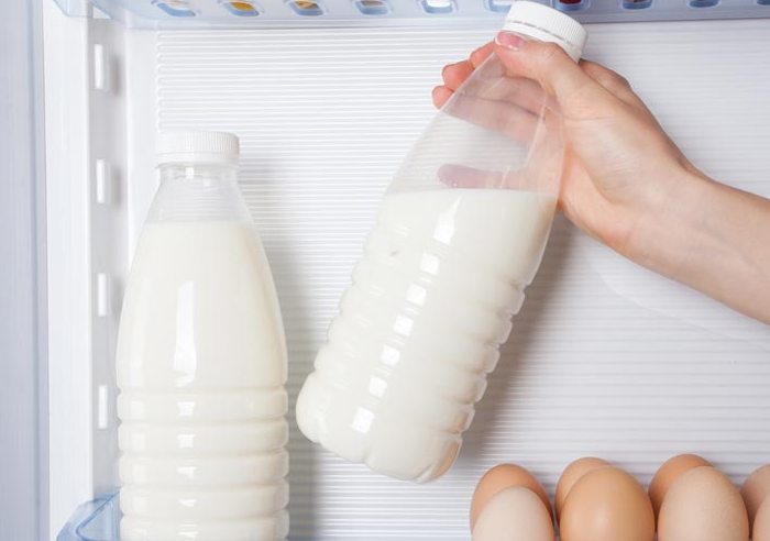 Guardar leche en el frigorífico.