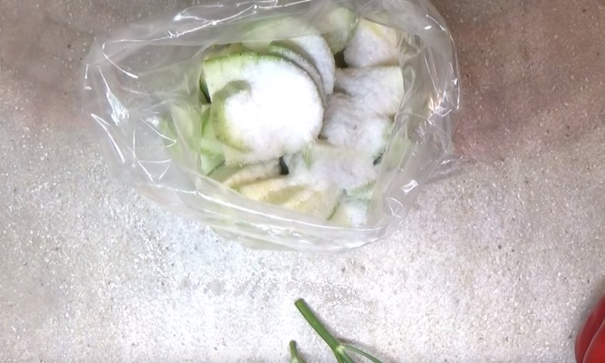 How to cook delicious lightly salted zucchini