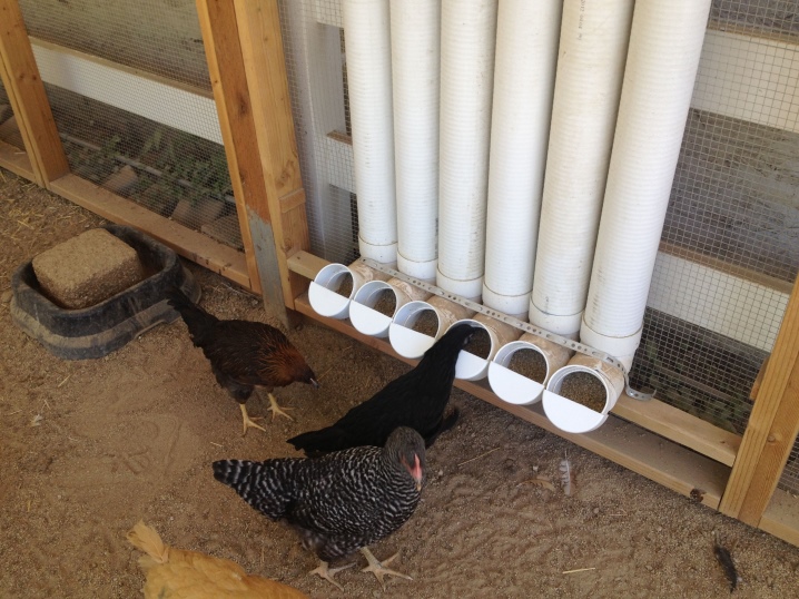 Hühnerfutterhäuschen aus Kunststoff-Abwasserrohren