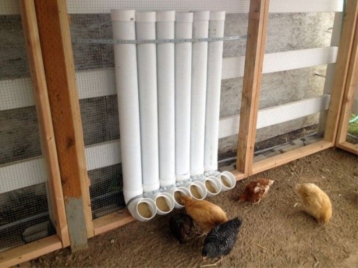 Hønsefoderautomater lavet af plastik kloakrør