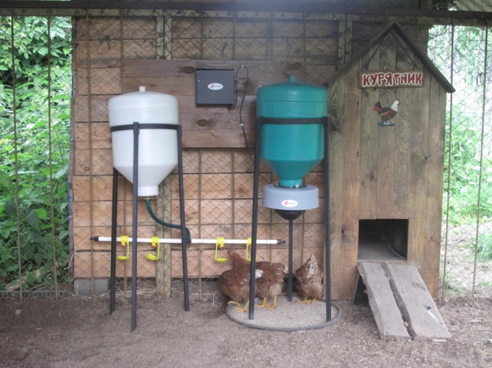 Mangeoires automatiques pour poulets