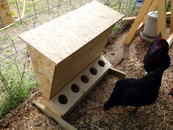 Bunkerfutterhäuschen für Hühner: Beschreibung und Herstellung