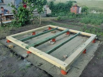 What should be the floor in the chicken coop and what is better to choose?
