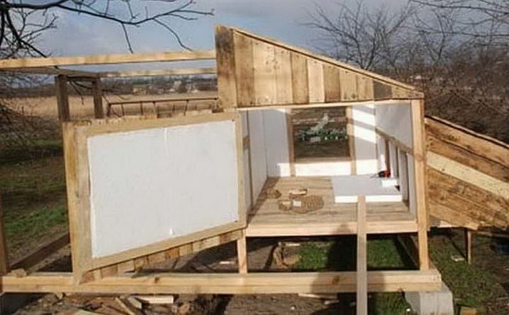 How to build a chicken coop for 10 chickens?