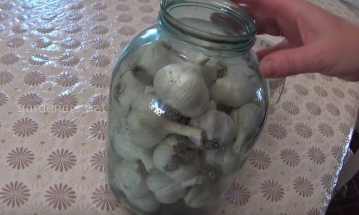 Hvordan opbevarer man hvidløg i en glaskrukke om vinteren?