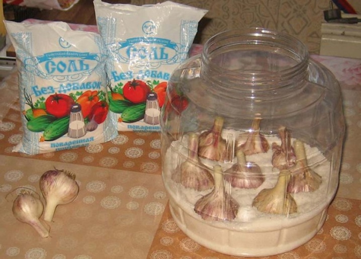 How to store garlic in a glass jar in winter?