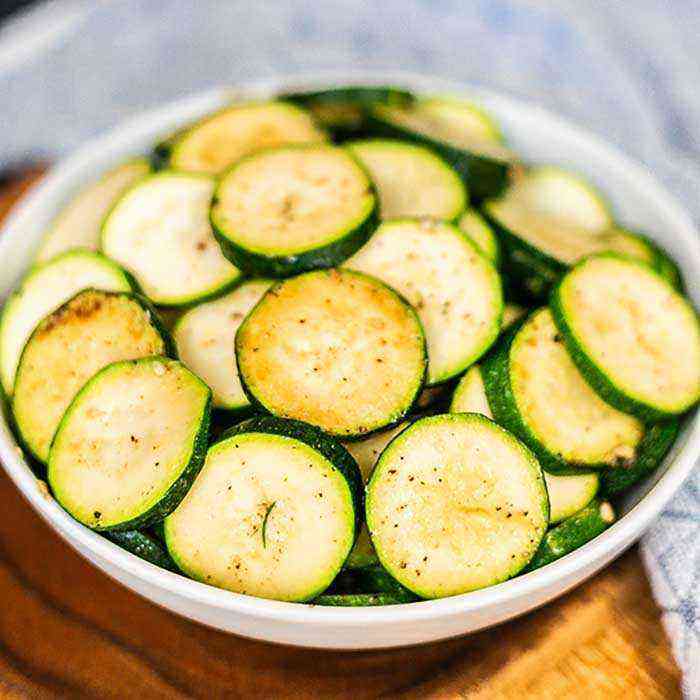 How to cook delicious lightly salted zucchini