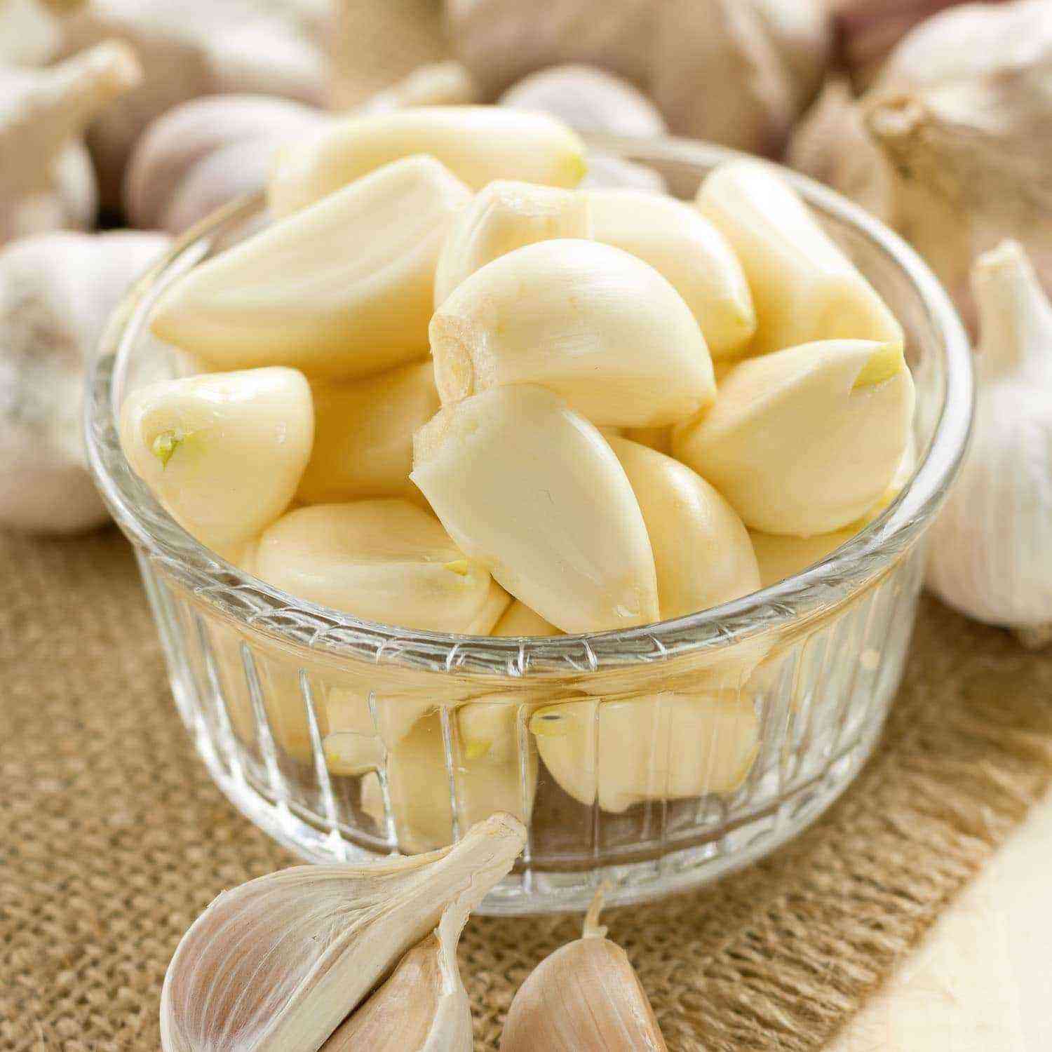 How to store garlic in a glass jar in winter?
